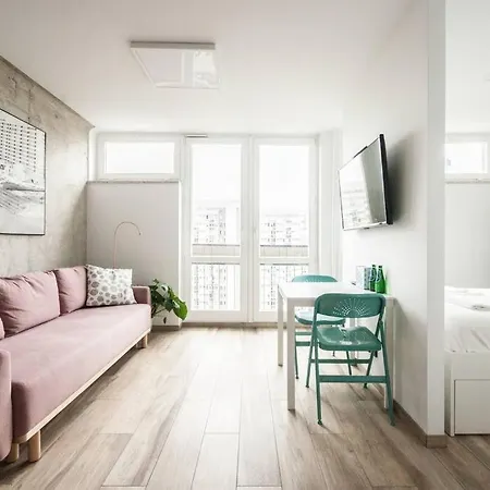Apartment Unique With Stunning View & Netflix Warsaw