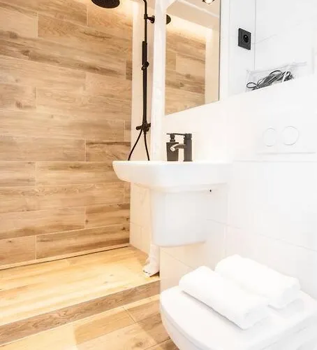 Apartment Unique With Stunning View & Netflix Warsaw