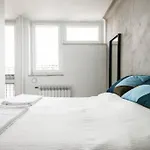 Apartment Unique With Stunning View & Netflix Warsaw